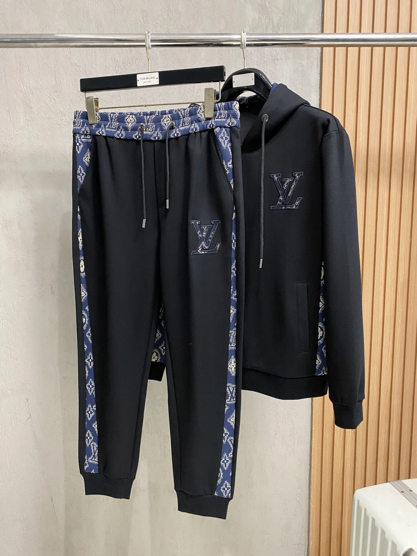 🅿️720 [LV Louis Vuitton] hot-selling suit is coming. Focus on the original version of the official website. 2025 new hot-selling cardigan and sweatshirt suit. The original order is the best. 🇭🇰The meticulous work of top designers. It has a fitting and perfect upper body effect. All-natural high-quality Tencel Roman cotton 100%, close-fitting comfort, noble and elegant! Original hardware embodies elegance and nobility! Counter size: M-3XL (maximum wear up to 190 pounds)